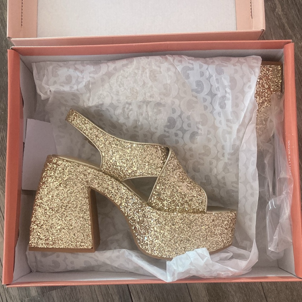 GB Gianni Bini gold sequin platform shoes. Size 8.5